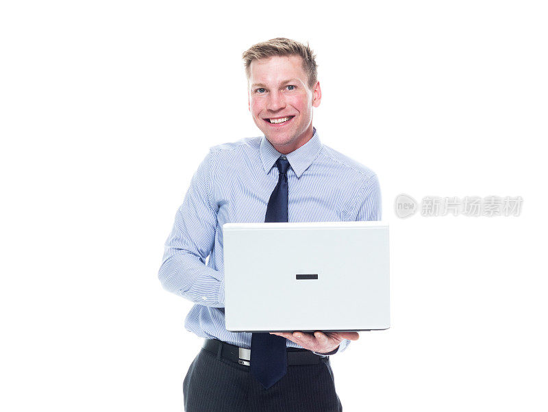 看镜头/一个人/正面/腰部以上的20-29岁的成年人英俊的人高加索男性/年轻人商人/商人/经理站着谁是微笑的/快乐的/愉快的谁是工作和使用笔记本电脑/电脑